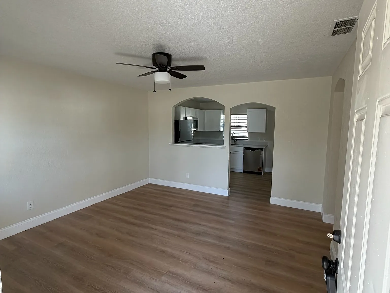 3 bed, 900 sqft, $2,000 — Photo 3