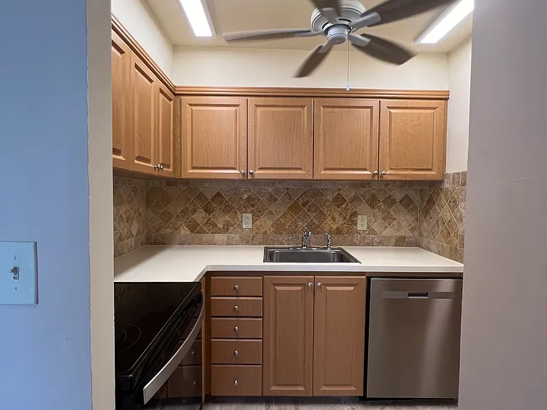 2501 NE 11th St #6 — Photo 16