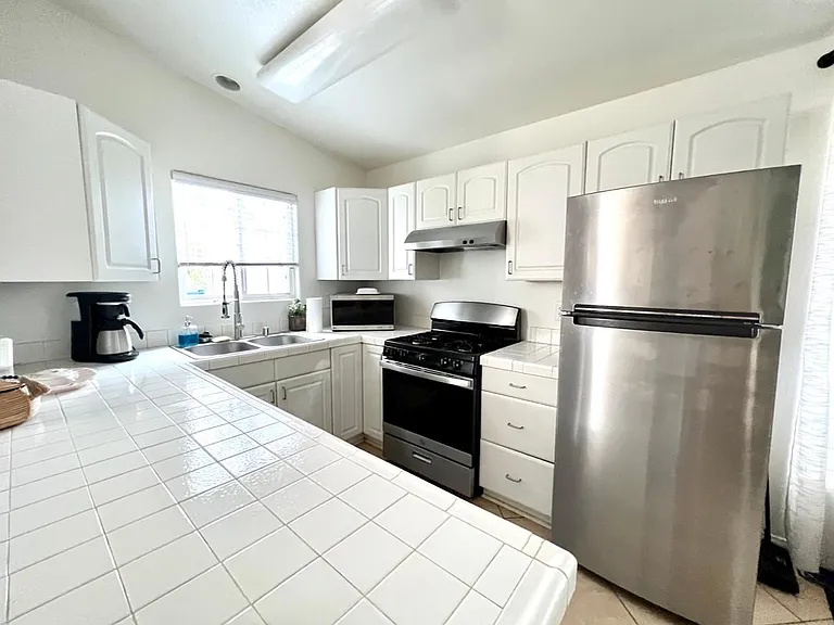 2812 Hope St — Photo 3