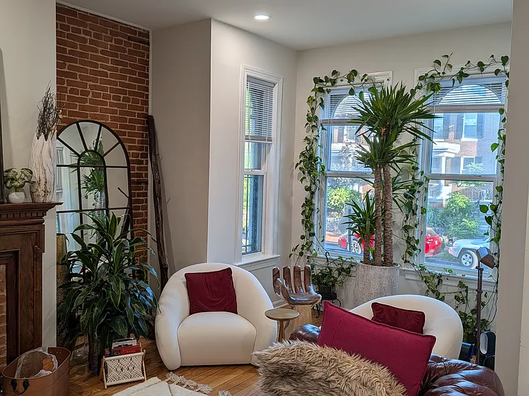616 E St NE #A — Photo 4