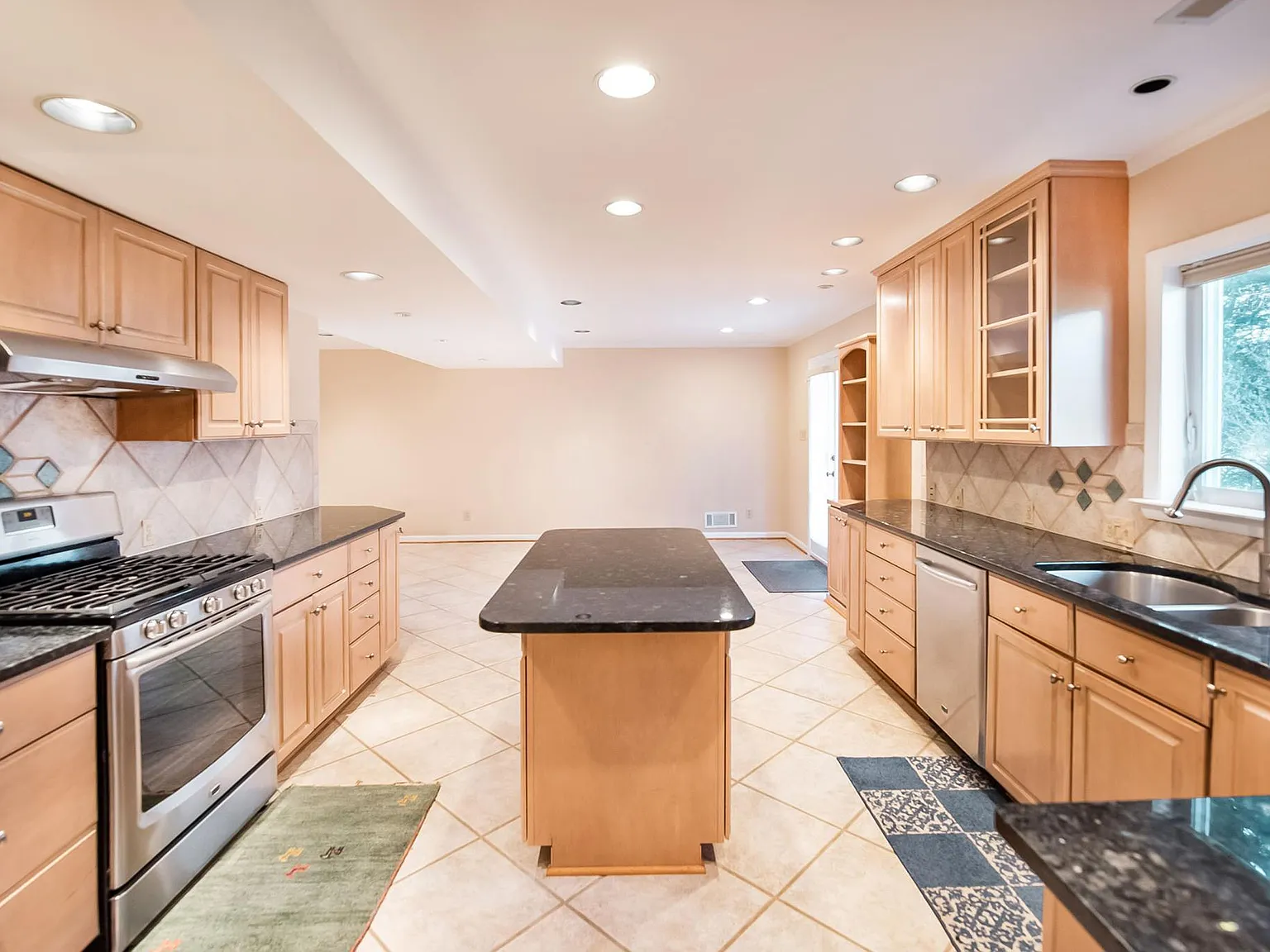5 bed, 2932 sqft, $5,400 — Photo 4