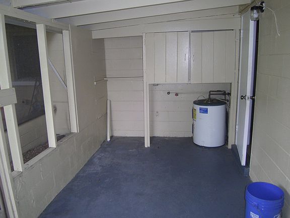 Rear porch / laundry hook ups