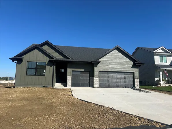 14517 N Valley Dr, Urbandale, IA 50323