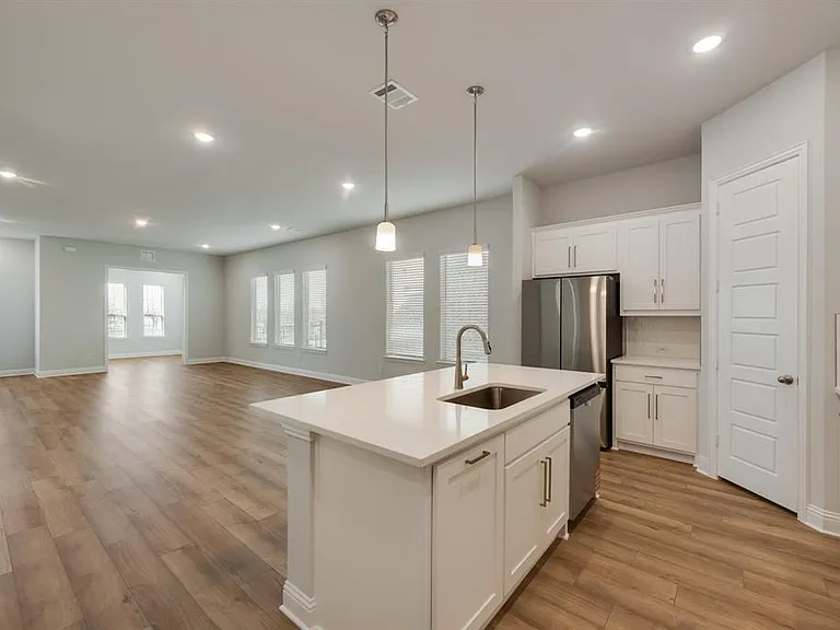 7005 Sunset Blvd — Photo 12