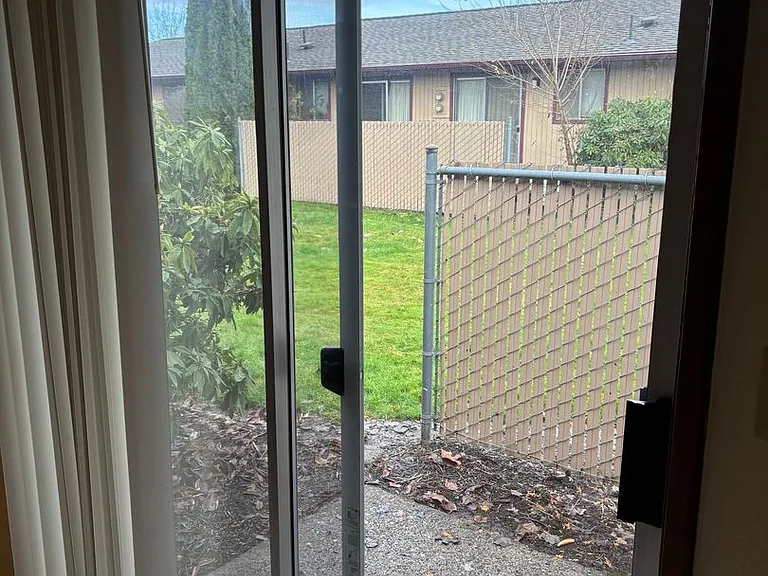 1 Bedroom 1 Bathroom at Hollywood Park Apartments — Photo 9