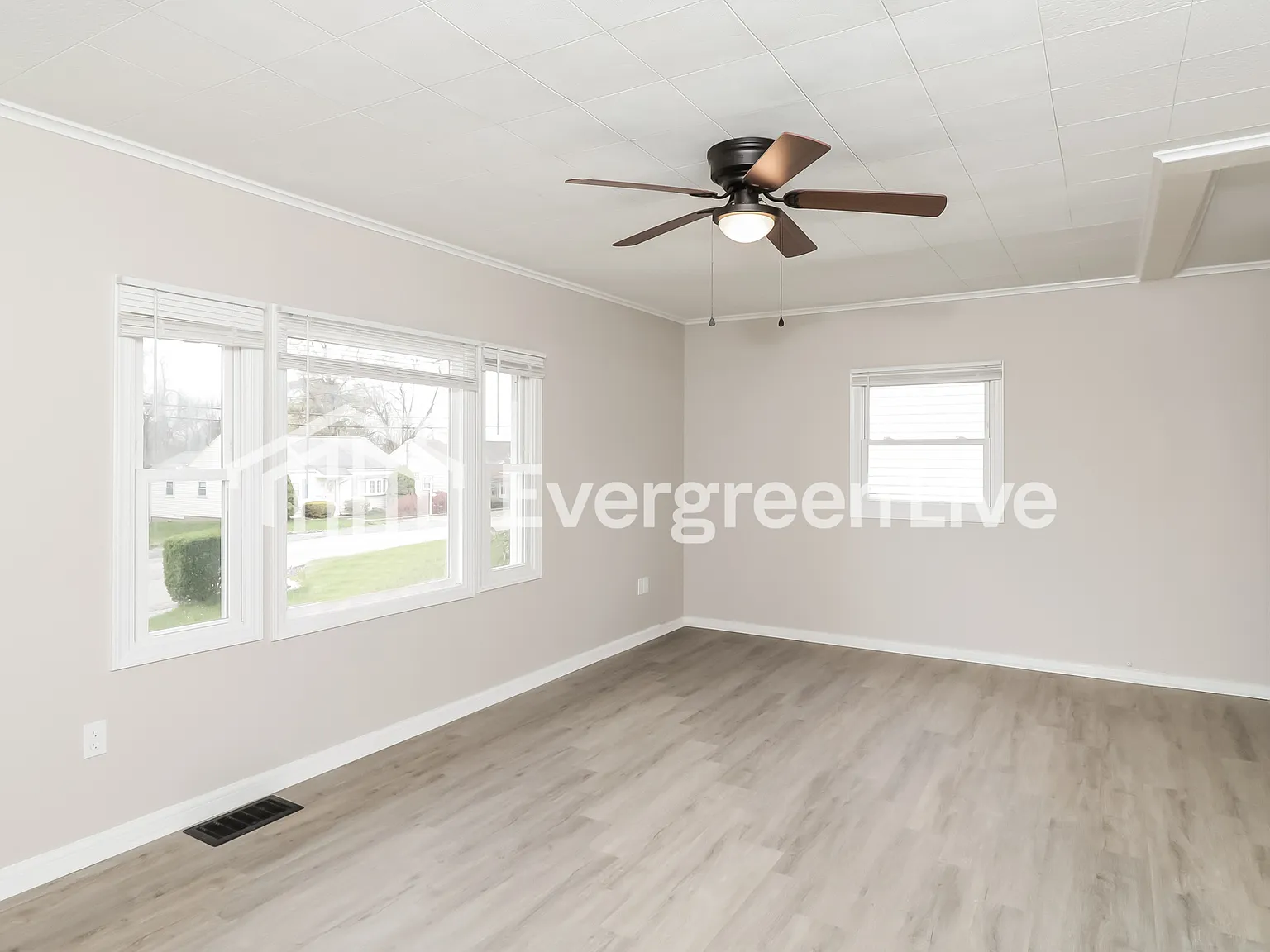 3 bed, 2.0 bath, 916 sqft, $1,645 — Photo 2