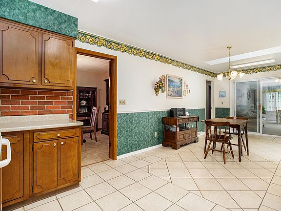 5th image of 36 Evans St