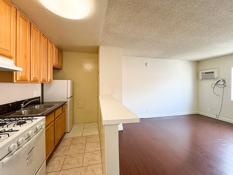4641 La Mirada Ave #16 — Photo 4