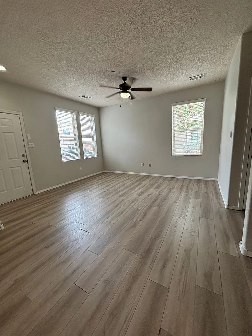 NE 3/Bd 3/Ba 2story 2/CG TH Gated Community — Photo 2