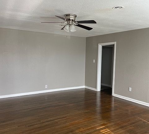 3rd image of 573 Marquette Dr