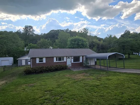34 Brook Ct, Fieldale, VA 24089
