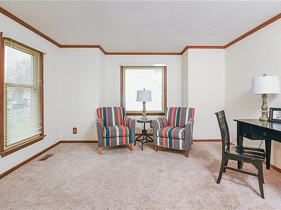 5th image of 327 Barcelona Dr