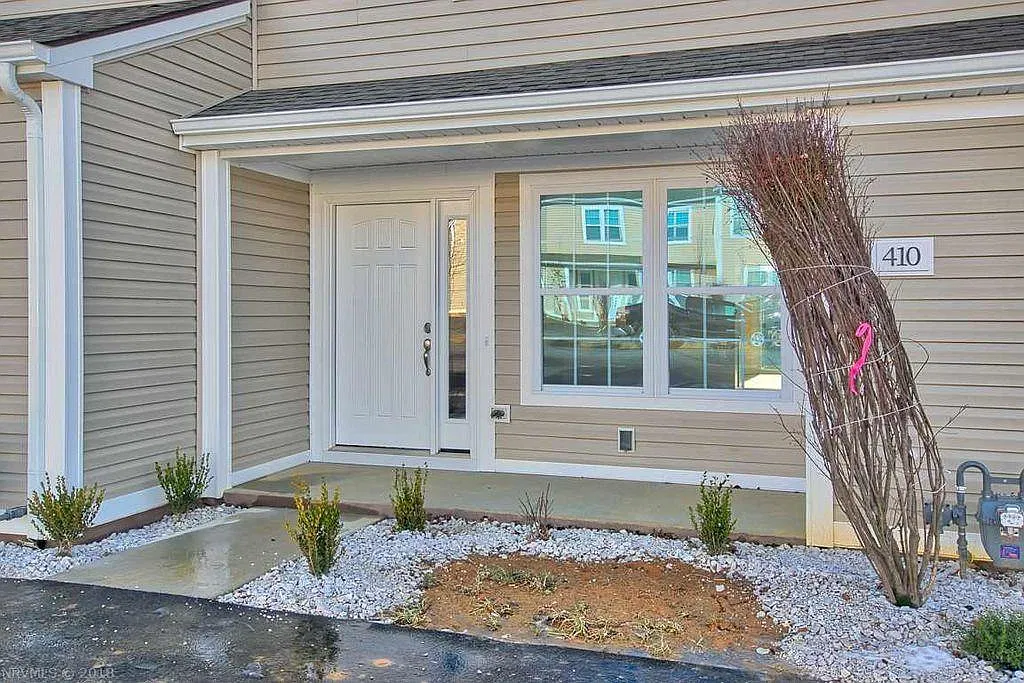 410 Pin Oak Dr NW — Photo 2