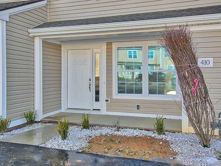 410 Pin Oak Dr NW — Photo 2