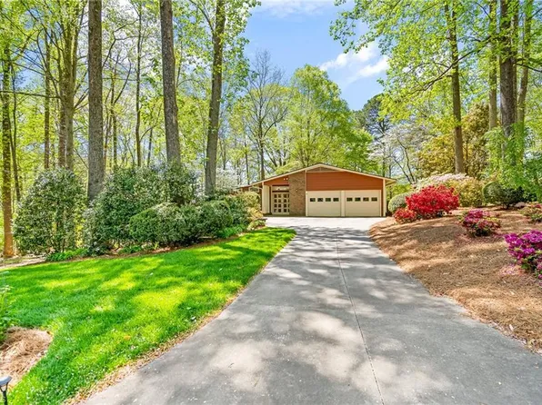 213 Shadowlawn Dr, Jamestown, NC 27282