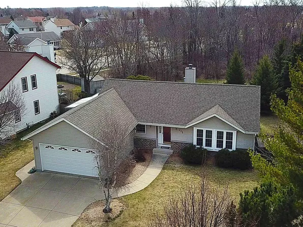 711 E Bridlewood Ln, Oak Creek, WI 53154