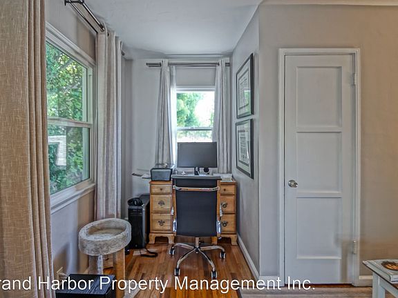 2nd image of 915 1/2 Manhattan Beach Blvd