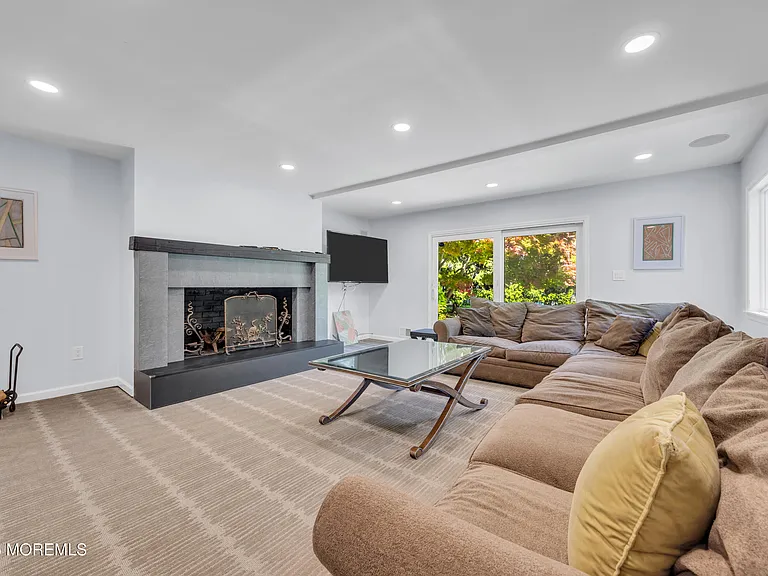 25 Surrey Ln — Photo 36