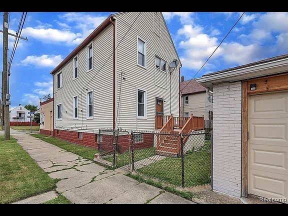 2nd image of 2078 Belmont St #1