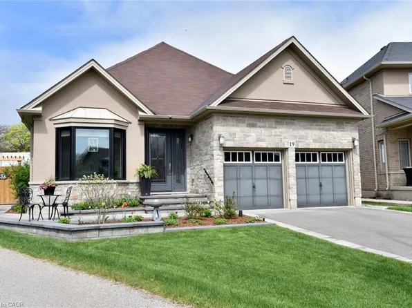 19 Dyment Ct, Hamilton, ON L9G 0E1