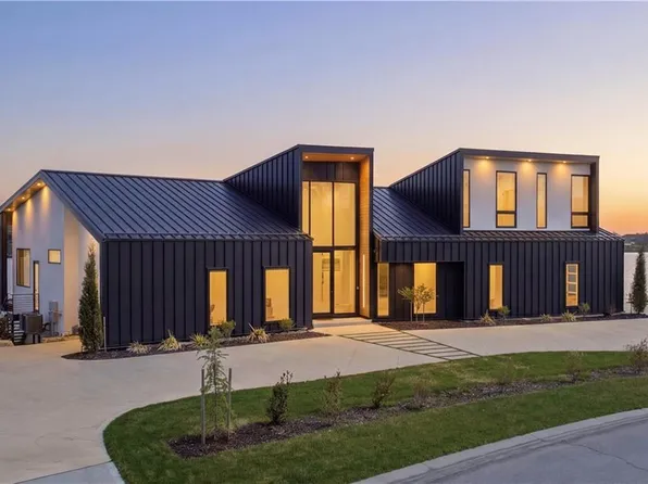 16 Seminole Cir, Lake Winnebago, MO 64034