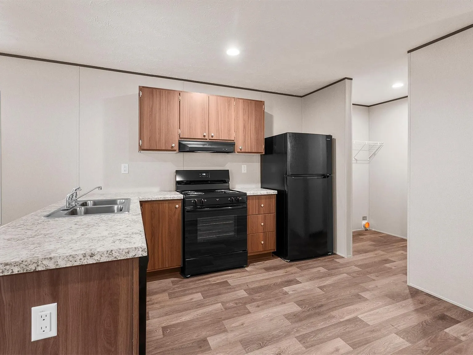 3 bed, 2.0 bath, 869 sqft, $1,300 — Photo 4