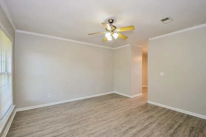 1033 Dawson Dr — Photo 5