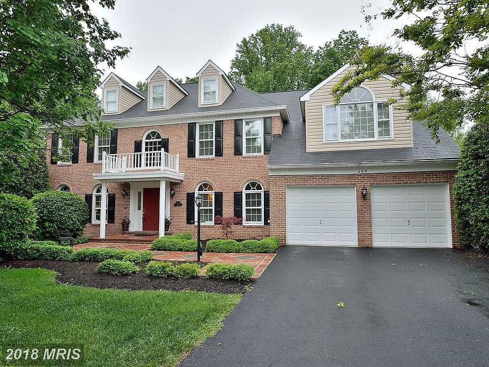 Stately brick colonial in a cul-de-sac