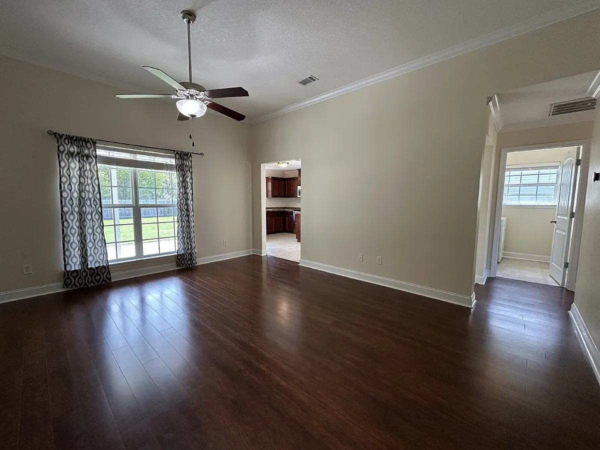 Building Photo - 1115 Creekside Cir