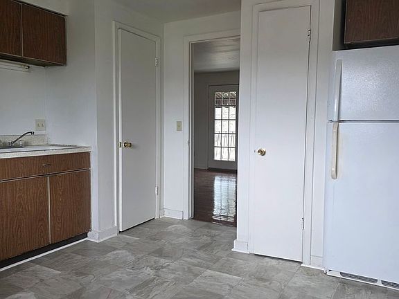 5th image of 511 W Water St APT F