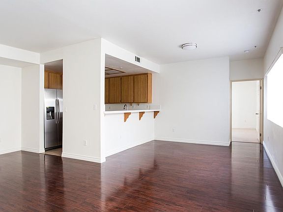 5th image of 4328 Mammoth Ave APT 302