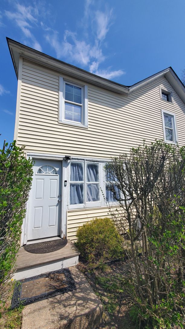  Side Entrance to 526 Pulaski Street