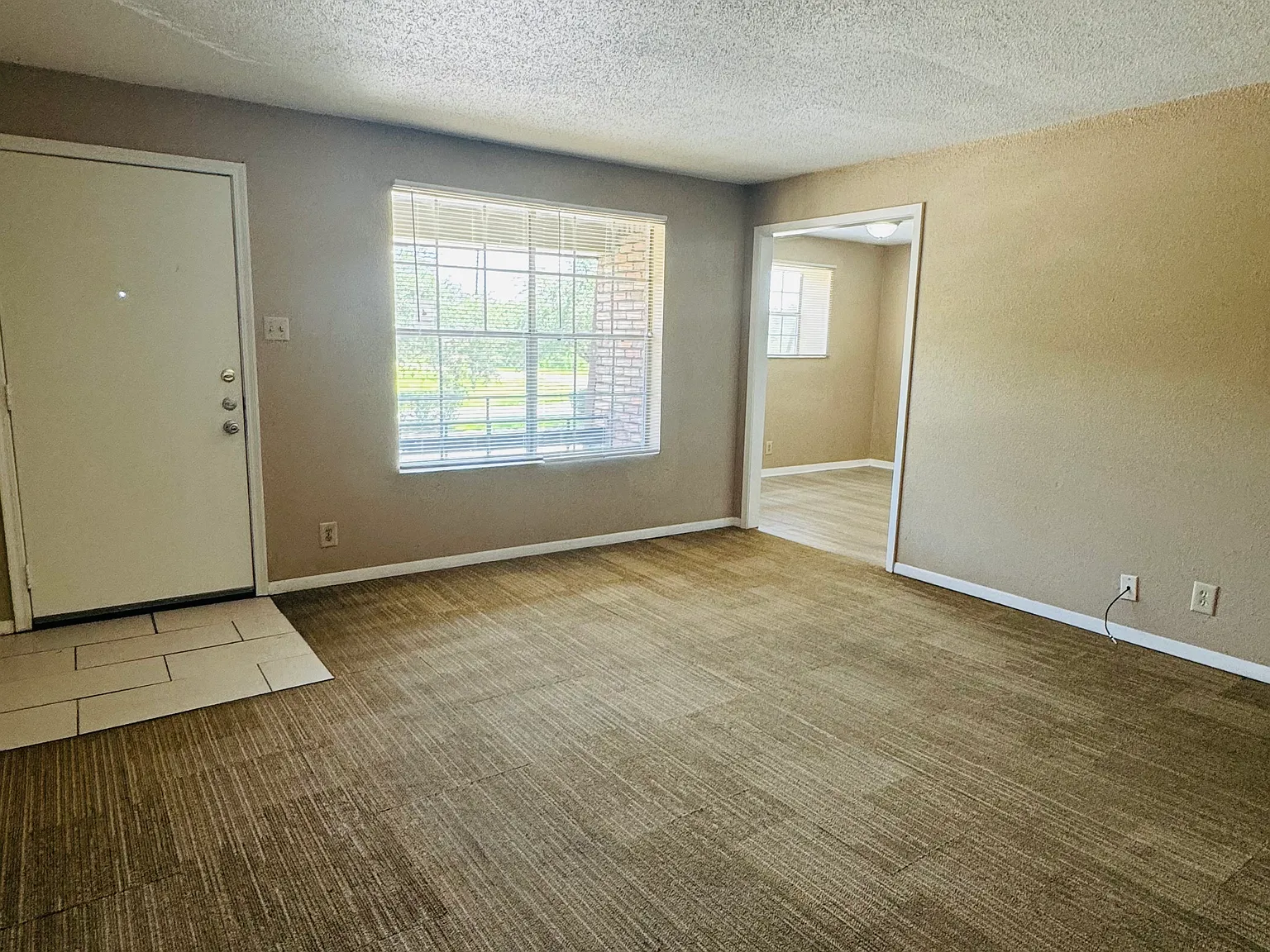 2 bed, 1.0 bath, $700 — Photo 4