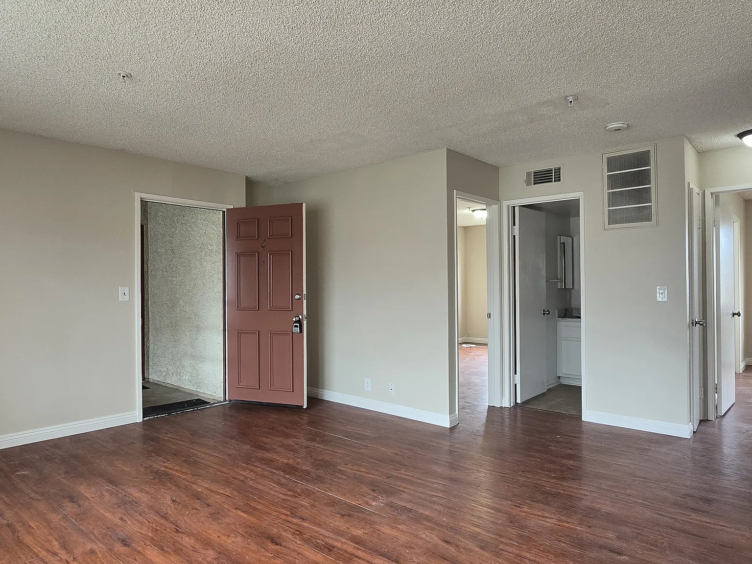 209 W Grand Ave — Photo 2