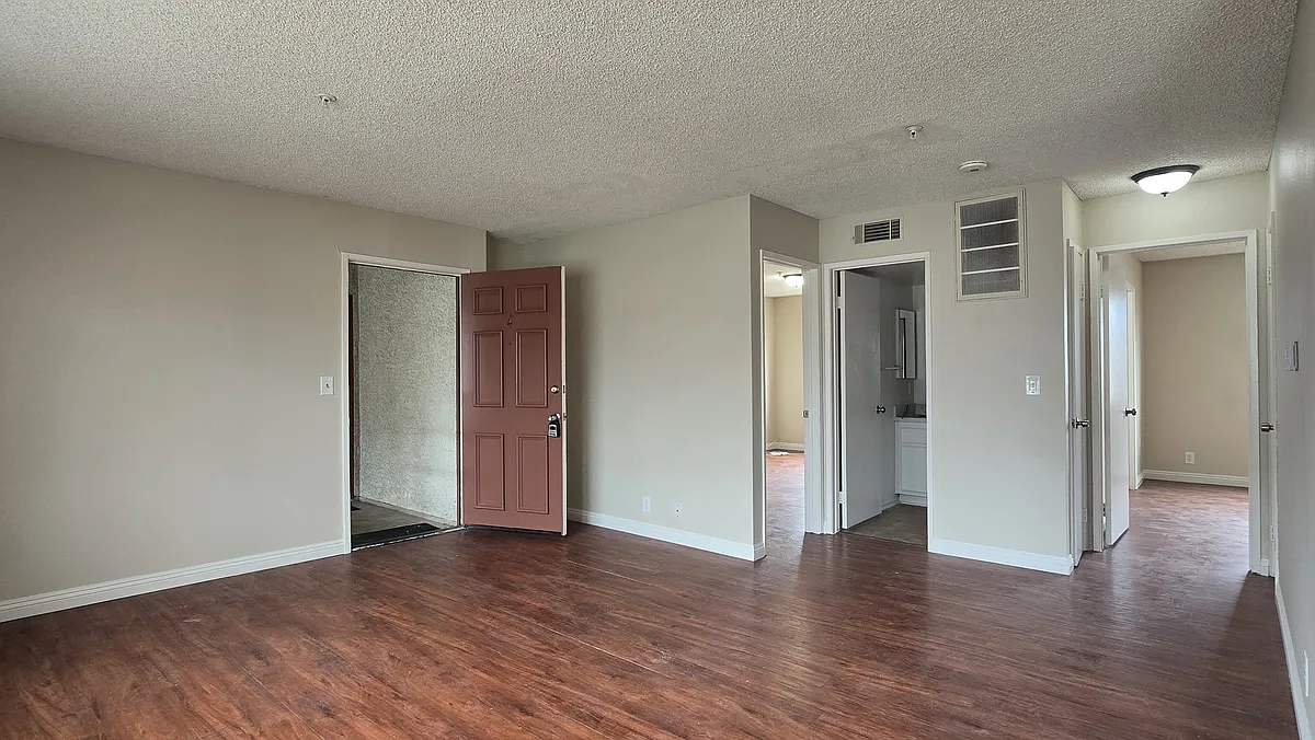 Building Photo - 209 W Grand Ave #4