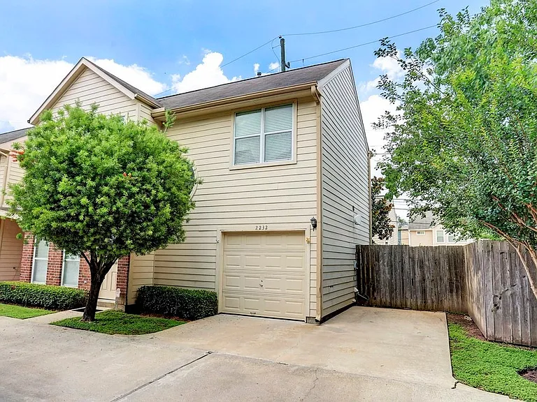 2232 Naomi St — Photo 3