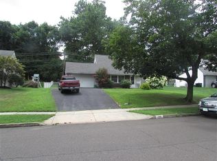 133 Upper Orchard Dr, Levittown, PA 19056