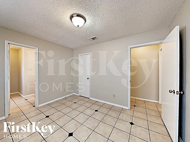 4949 Oak Hollow Dr — Photo 11