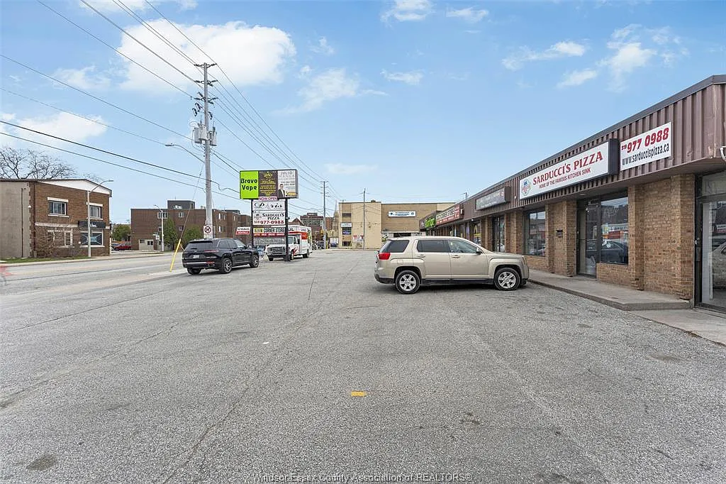 425 Tecumseh Rd W photo 1