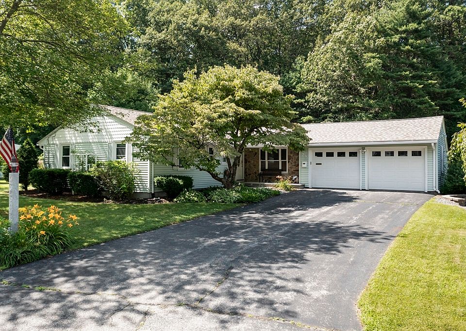1st image of 28 Meadow Wood Dr