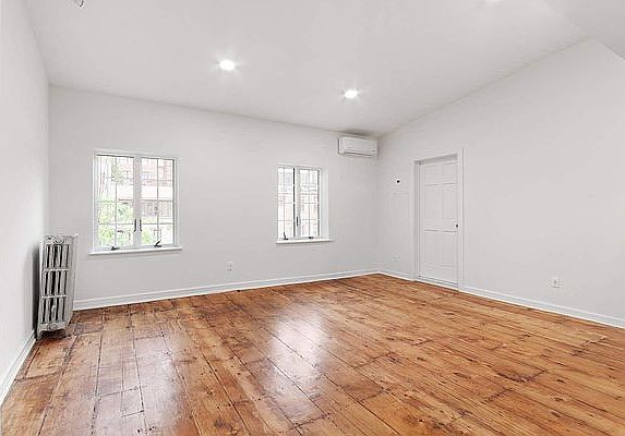 3rd image of 3 E 9th St #4R