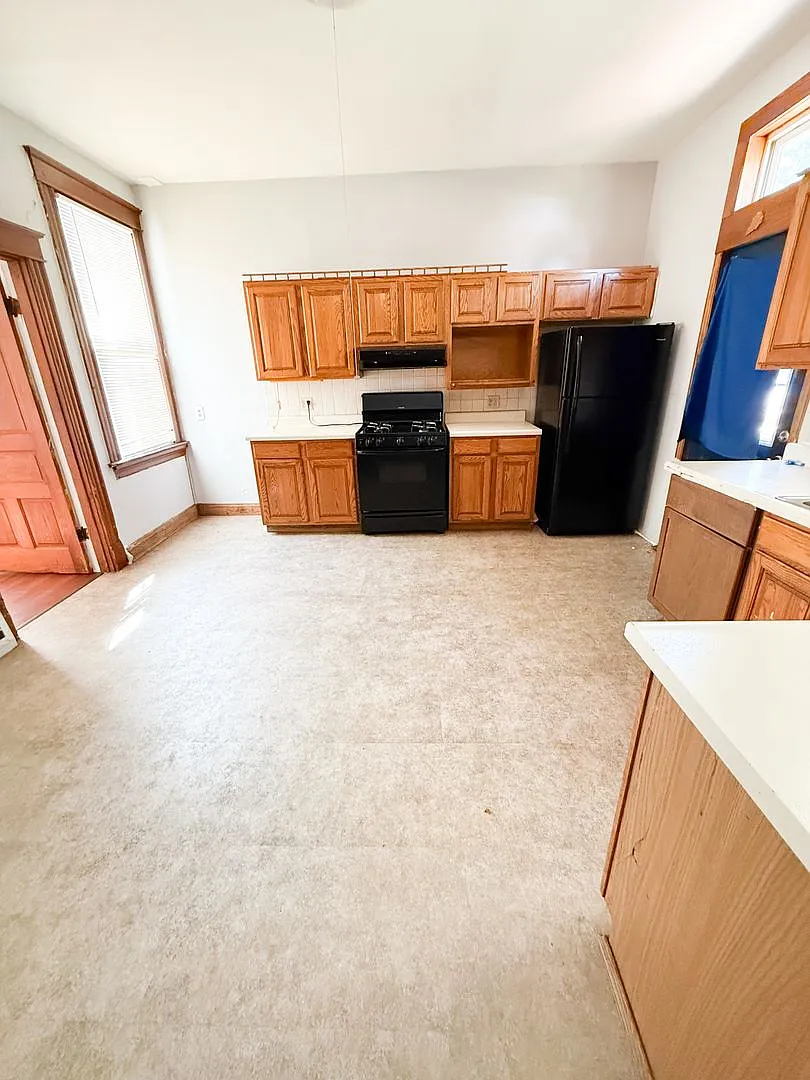 3 Bedroom/1 Bathroom with Fenced-in Backyard! — Photo 2