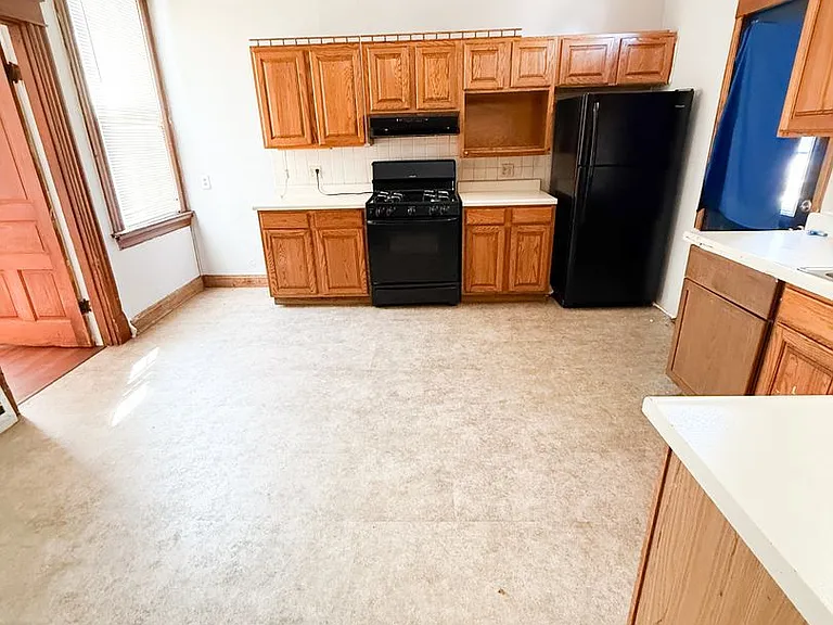 4250 Bates St — Photo 2