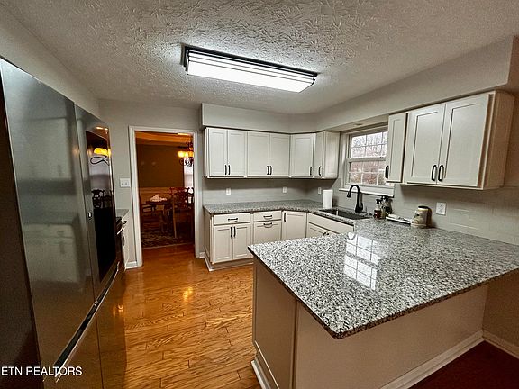 3rd image of 1716 Scenic Valley Ln