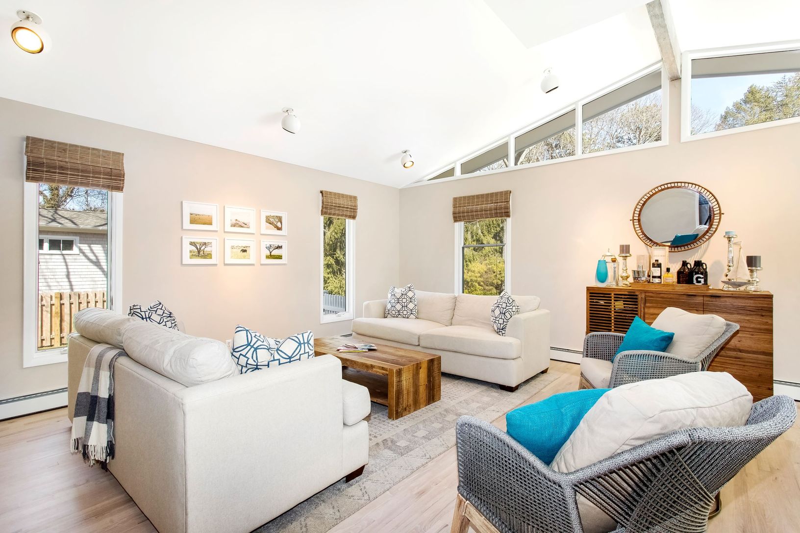 Double living with easy access to the pool area!