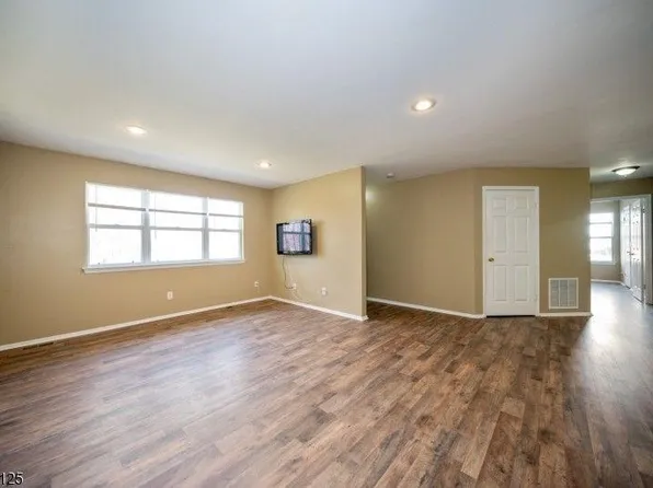 1 Chelsea Dr, Piscataway, NJ 08854