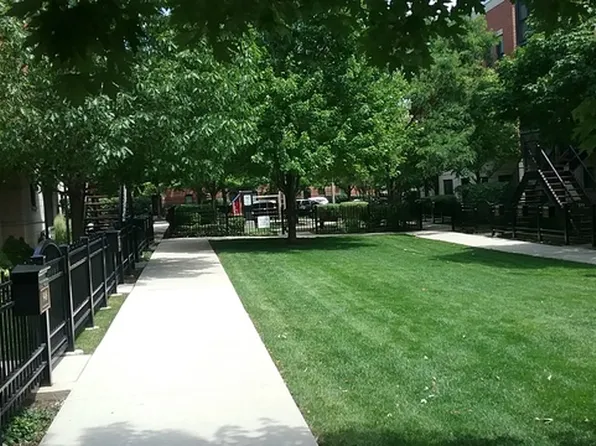 948 W College Pkwy, Chicago, IL 60608