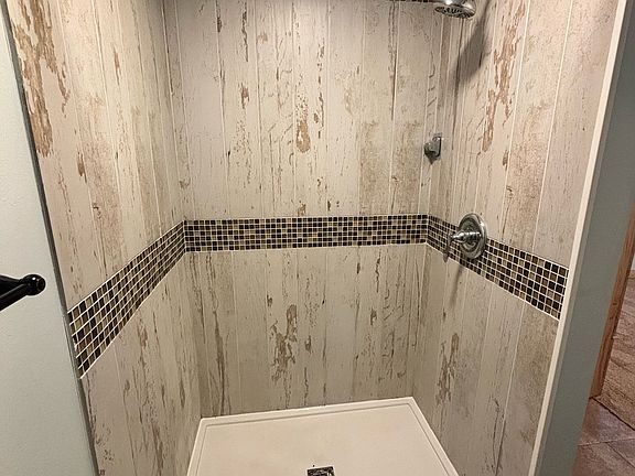 5th image of 815 Salmon Ave