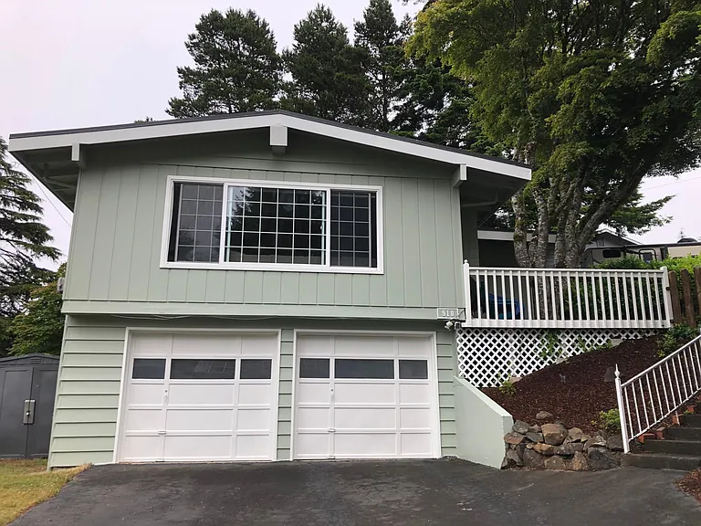 910 Oakway Dr — Photo 1