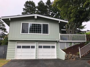 910 Oakway Dr, Coos Bay, OR 97420